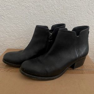 Women size 6 Clarks black boots! Super comfy and bought for originally $140!